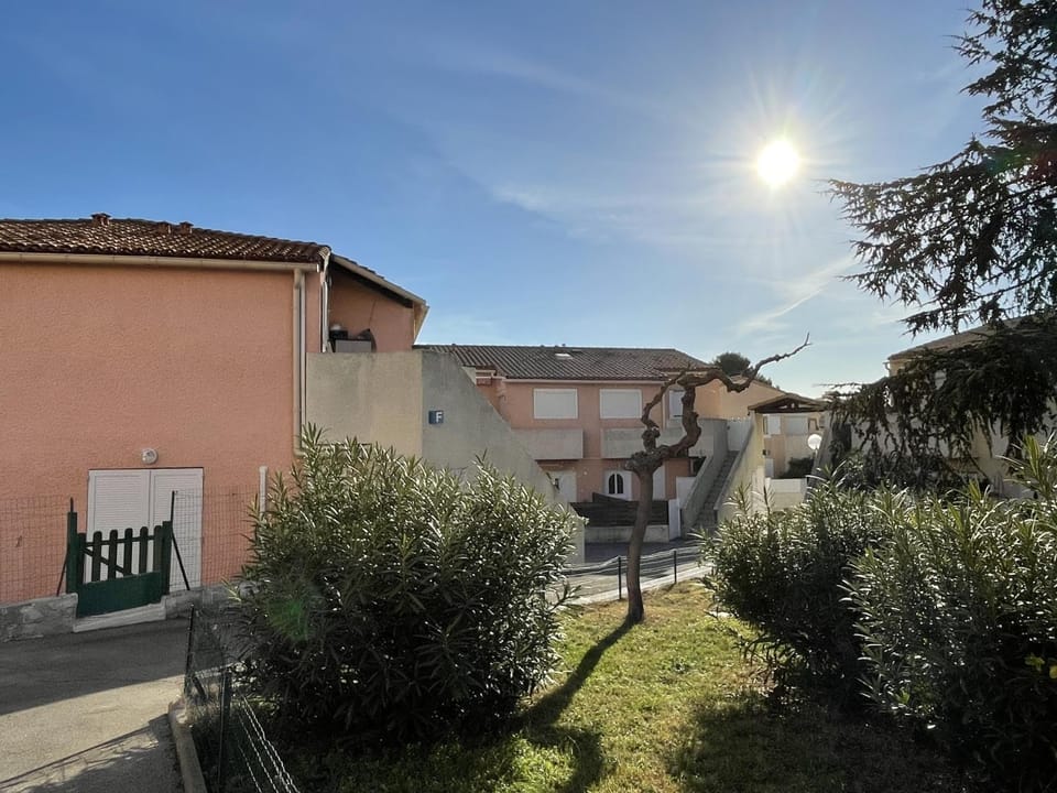Studio cabine climatisé avec terrasse, parking privé, à 500m de la plage - FR-1-338-35 Cabin in Occitanie