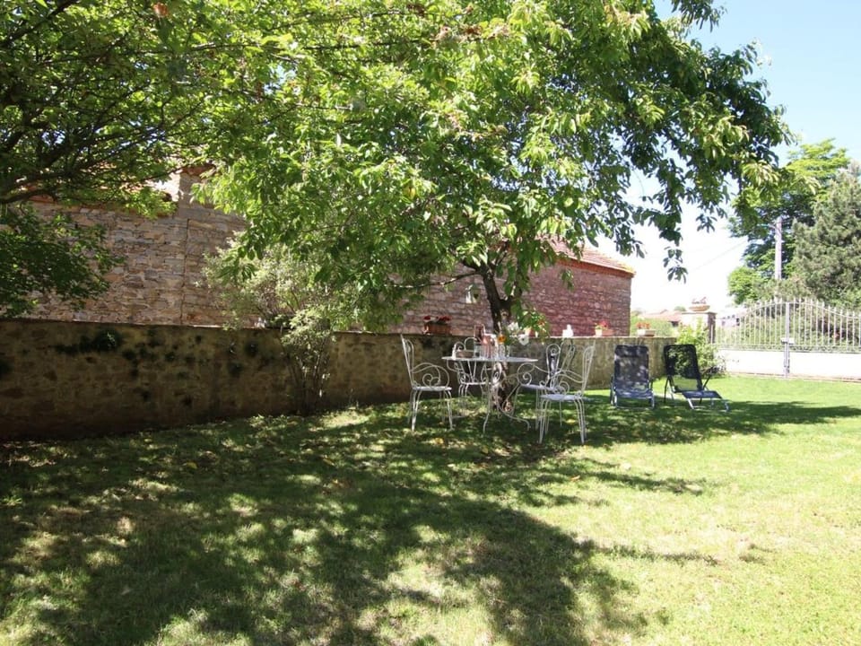 Gîte 4 étoiles au cœur de l’Auvergne avec terrasse, jardin clos et équipements pour enfants - FR-1-582-476 House in Auvergne-Rhône-Alpes