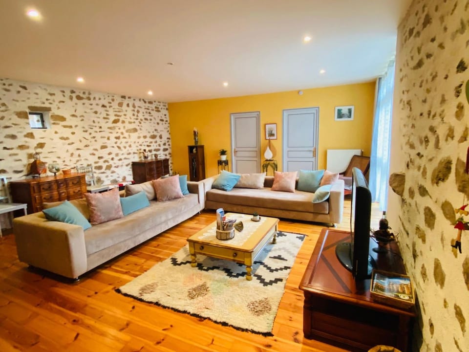 Gîte 4 étoiles au cœur de l’Auvergne avec terrasse, jardin clos et équipements pour enfants - FR-1-582-476 House in Auvergne-Rhône-Alpes