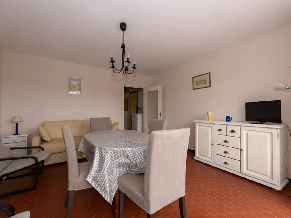 Grand T2 proche mer avec piscine collective, climatisation, parking étroit - FR-1-803-51 Apartment in Le Lavandou