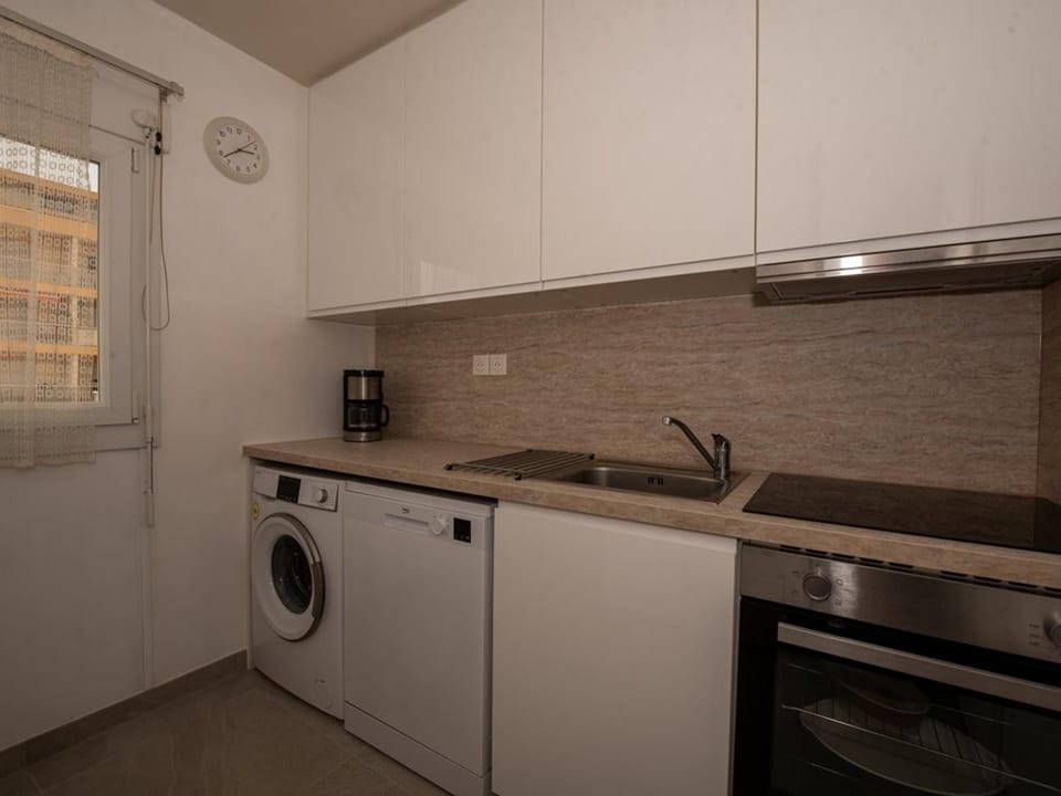 Grand T2 proche mer avec piscine collective, climatisation, parking étroit - FR-1-803-51 Apartment in Le Lavandou