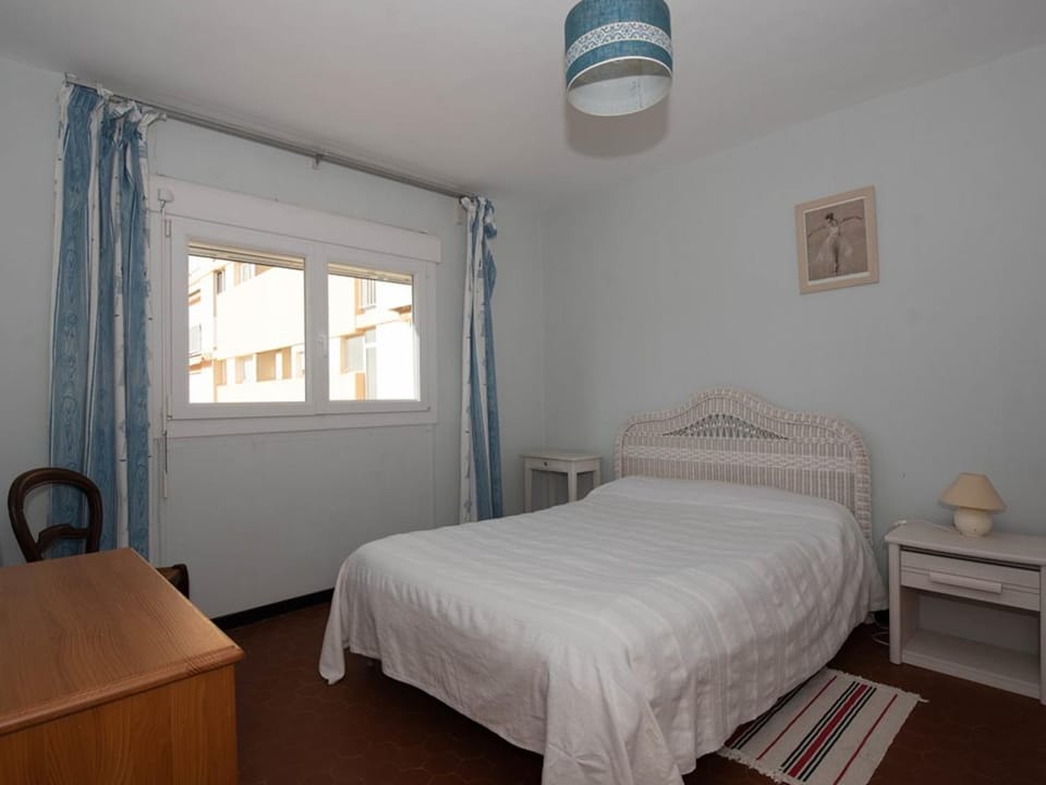 Grand T2 proche mer avec piscine collective, climatisation, parking étroit - FR-1-803-51 Apartment in Le Lavandou