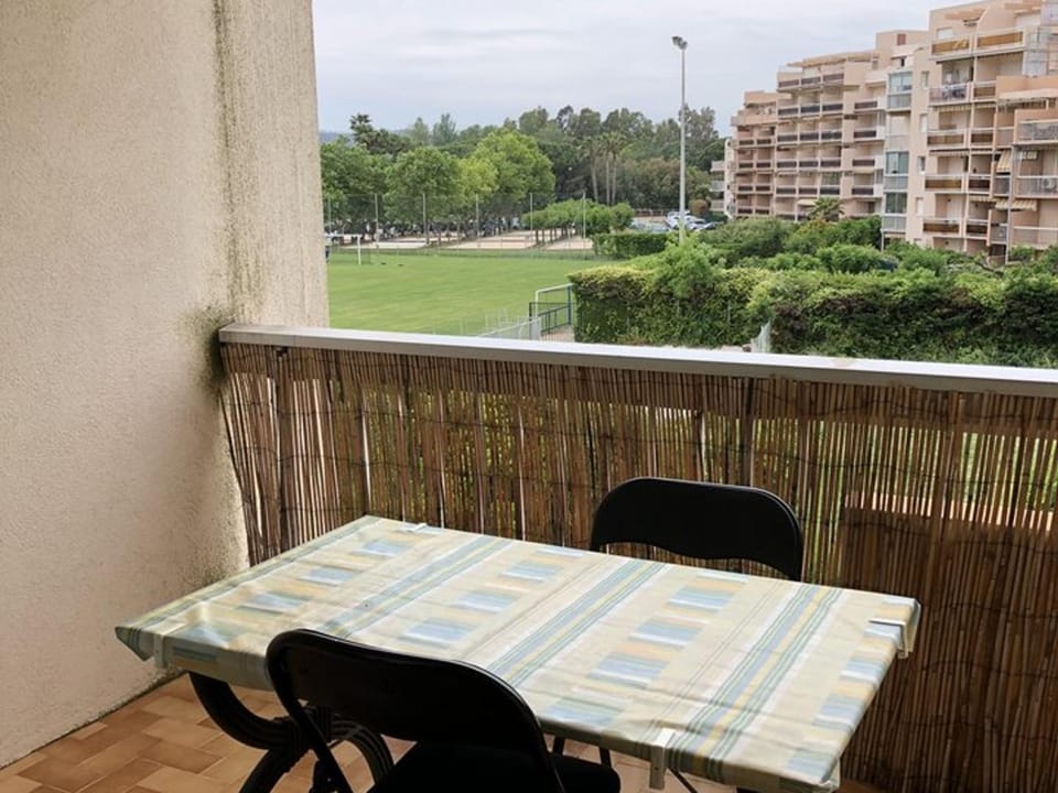Studio calme proche plage avec climatisation, Le Lavandou - FR-1-803-54 Apartment in Le Lavandou
