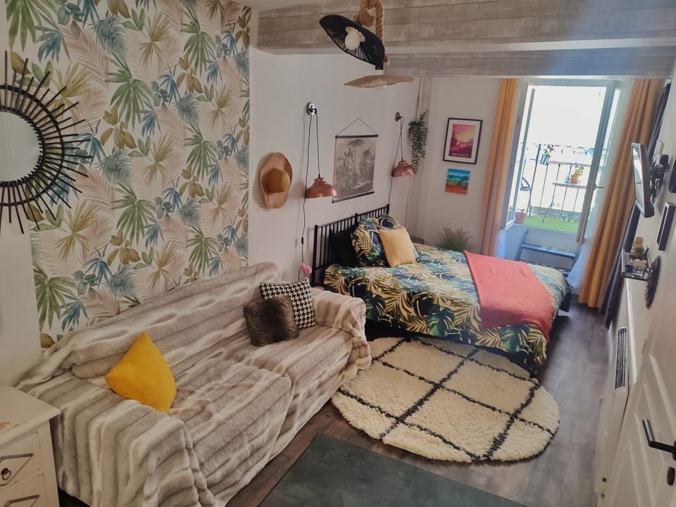 Bed, Living room, Photo of the whole room, Seating area, Bedroom