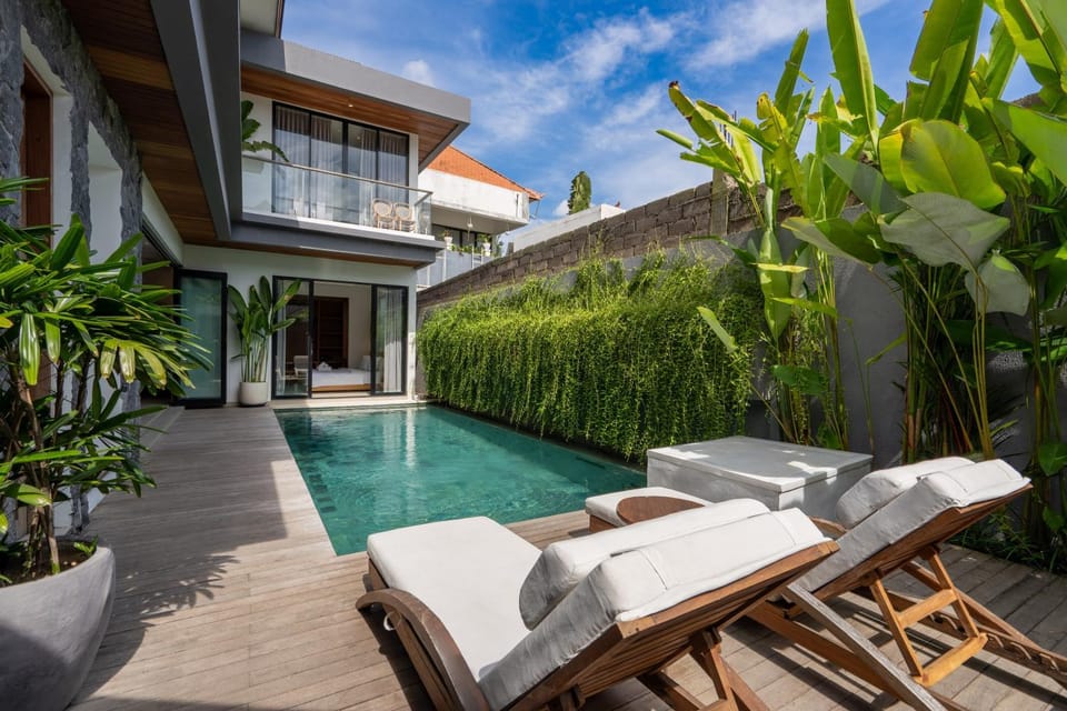 Property building, Swimming pool, sunbed
