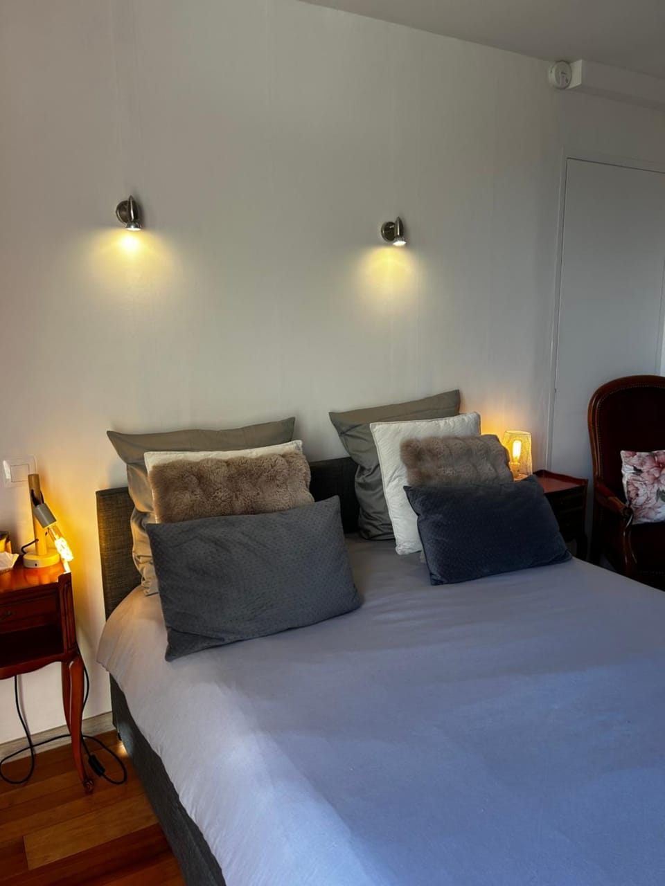 Property building, Bed, Night, towels