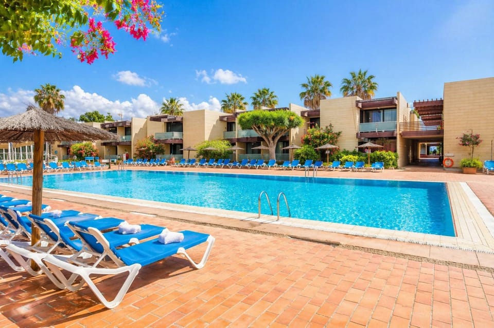 Property building, Day, Swimming pool, sunbed