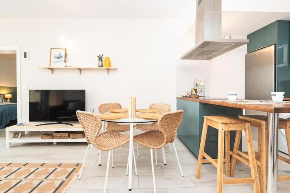 TV and multimedia, Kitchen or kitchenette, Living room, Dining area