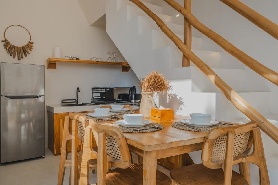 Kitchen or kitchenette, Dining area