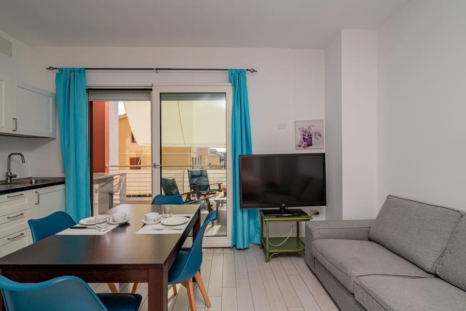 Living room, Seating area, Dining area, Lunch