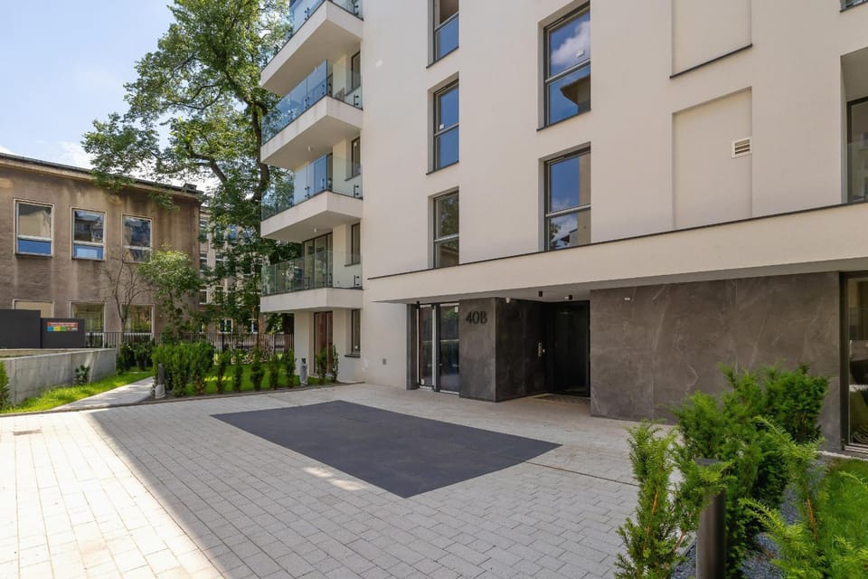 Property building, Facade/entrance, Off site, Day
