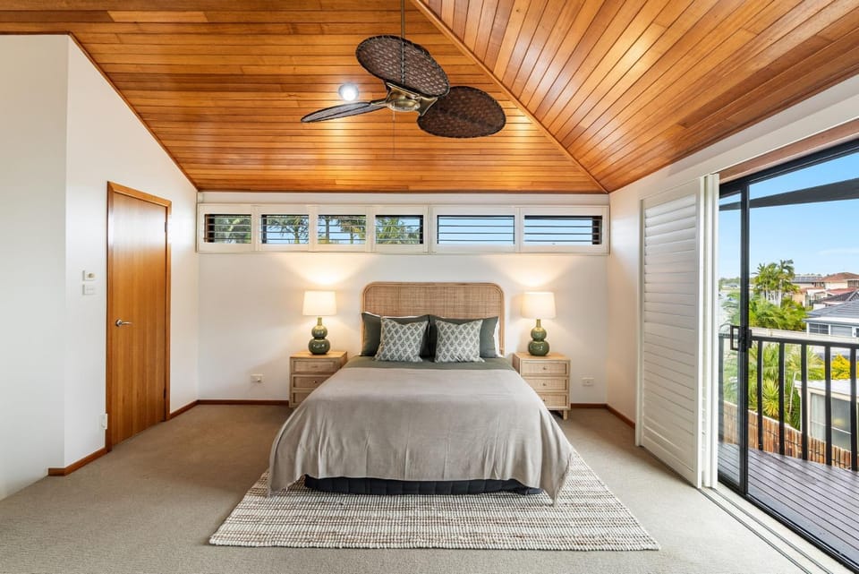 THE Islander - Waterfront with Pool - Holiday Yamba House in Yamba
