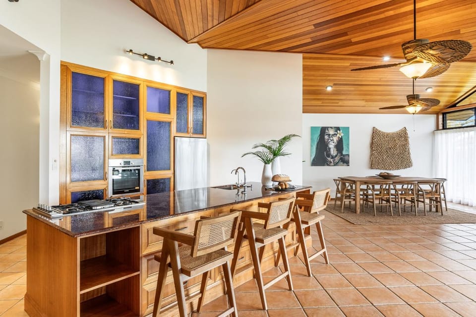 THE Islander - Waterfront with Pool - Holiday Yamba House in Yamba
