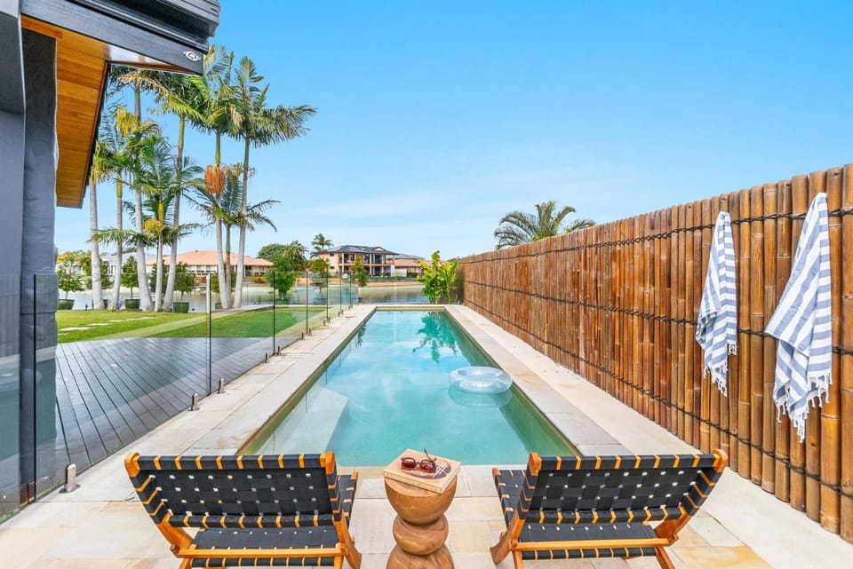 THE Islander - Waterfront with Pool - Holiday Yamba House in Yamba