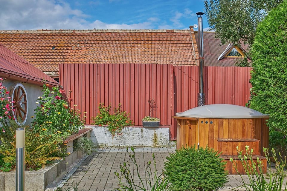 Garden, Hot Tub