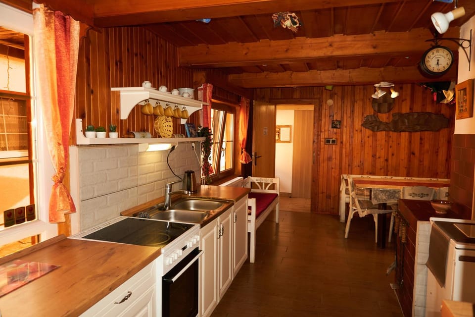 Kitchen or kitchenette, Communal kitchen, microwave, oven, kitchen