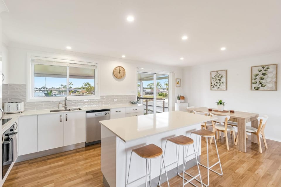 Kitchen or kitchenette, Dining area, stove, washing machine