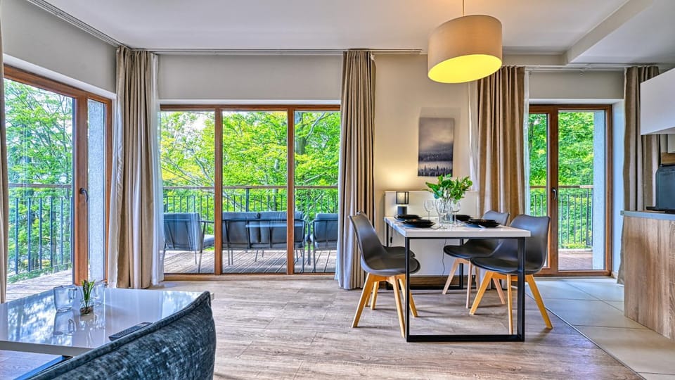 Kitchen or kitchenette, Living room, Seating area, Dining area