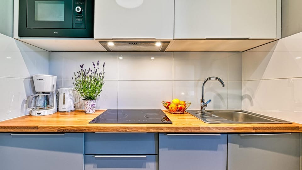 Coffee/tea facilities, Kitchen or kitchenette, microwave, stove