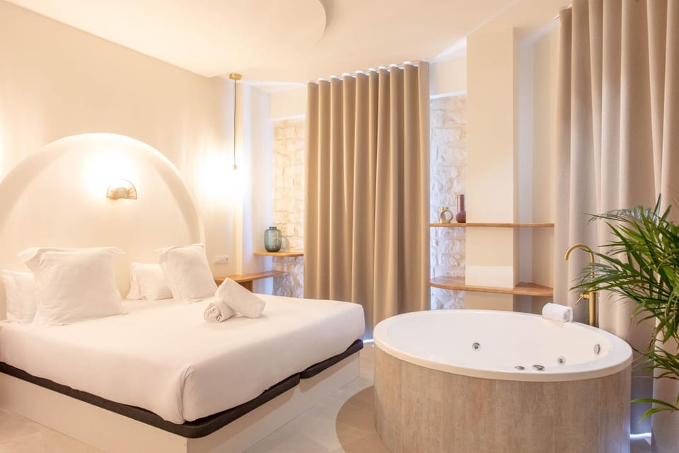 Bed, Hot Tub