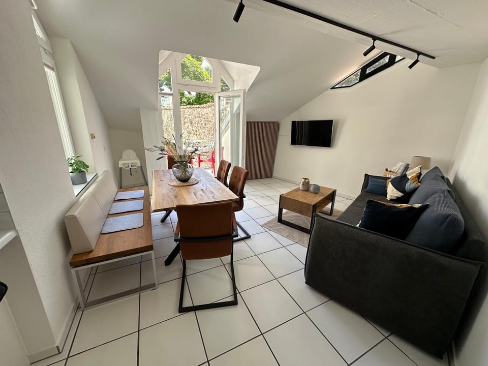 TV and multimedia, Living room, Seating area, Dining area, Evening entertainment