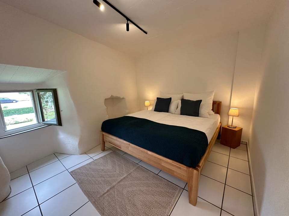 Bed, Photo of the whole room, Bedroom