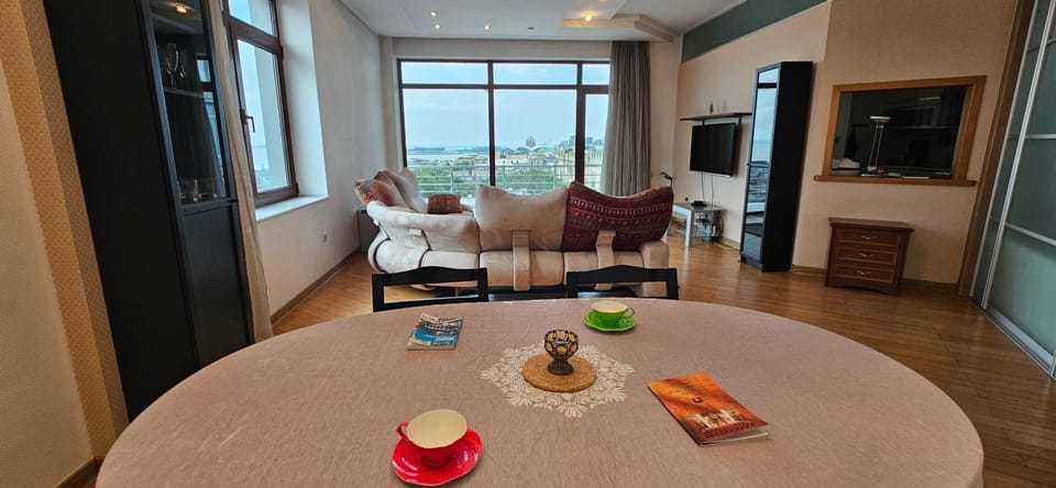 Communal lounge/ TV room, People, TV and multimedia, Living room, Seating area, Dining area, Evening entertainment, Food, group of guests