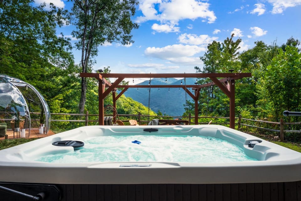Maggie Valley Cabin with Beautiful Mountain Views, HotTub, Pet Friendly, GameRoom, FirePlace Cabin in Maggie Valley
