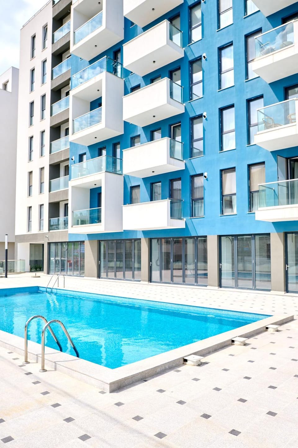 Property building, Day, Swimming pool