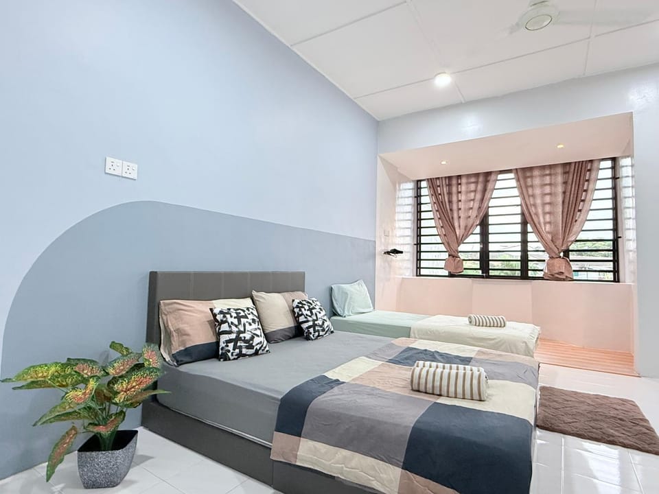 Near TC Beach Alor Akar 4R3B fully AC Town area House in Pahang, Malaysia