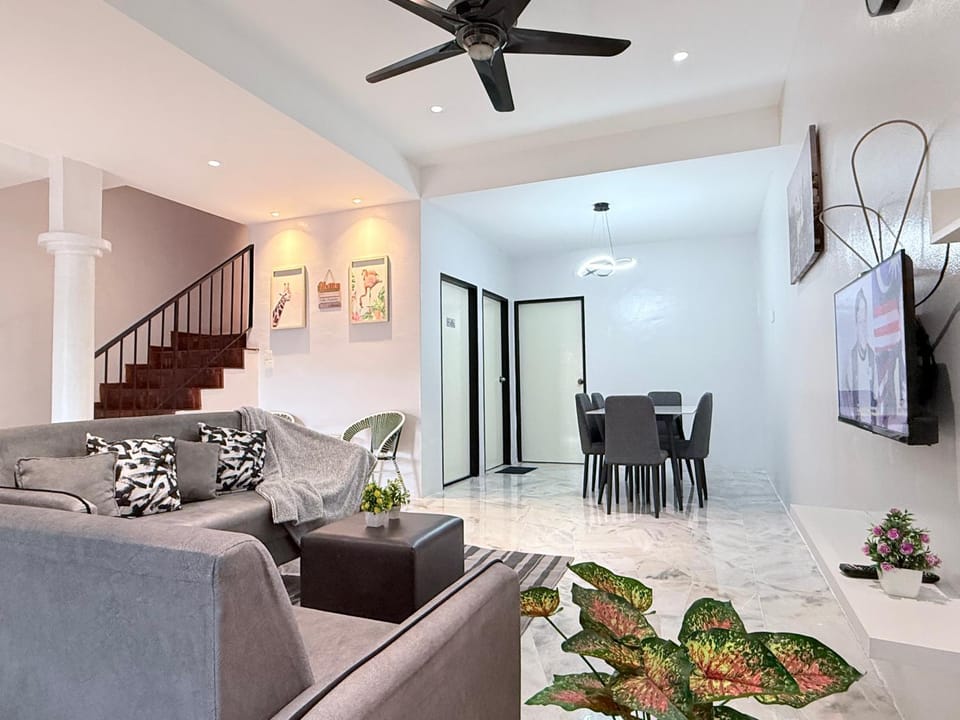 Near TC Beach Alor Akar 4R3B fully AC Town area House in Pahang, Malaysia