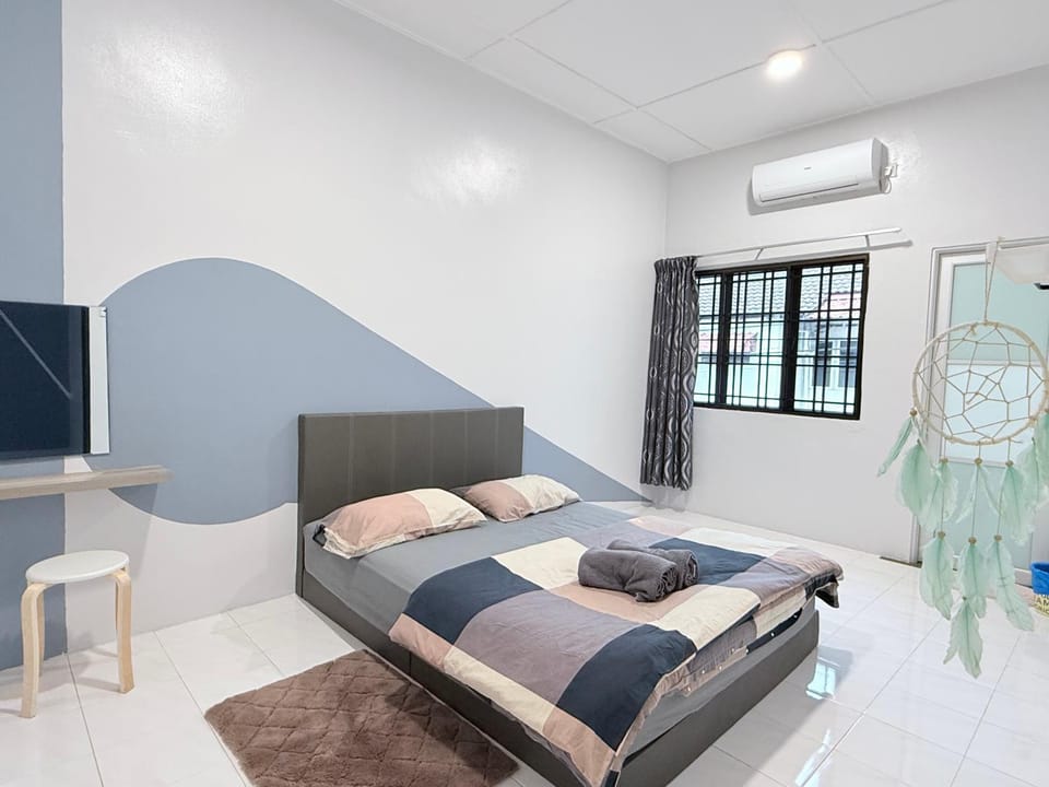 Near TC Beach Alor Akar 4R3B fully AC Town area House in Pahang, Malaysia