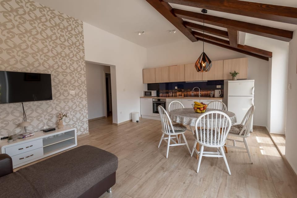 TV and multimedia, Kitchen or kitchenette, Dining area