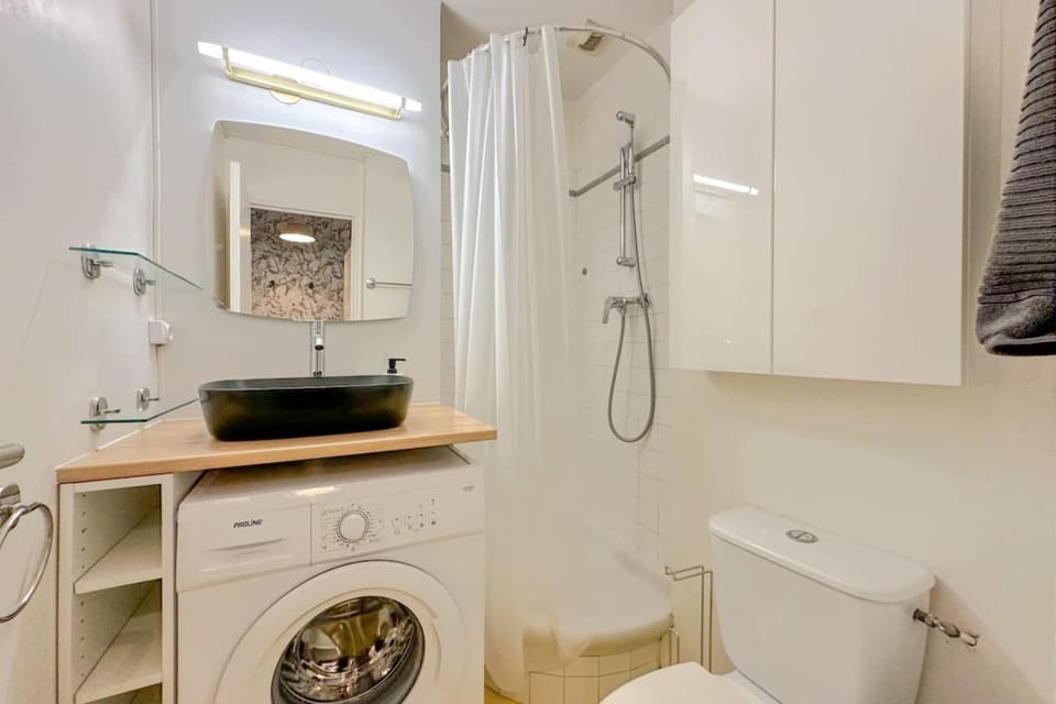 Trendy Studio Heart of Bastille Lively Street Apartment in Paris