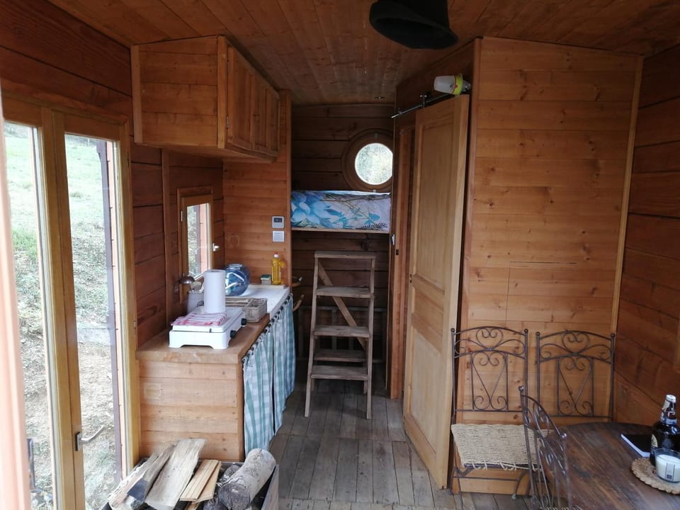 Roulotte en total déconnection Luxury tent in Bourgogne-Franche-Comté