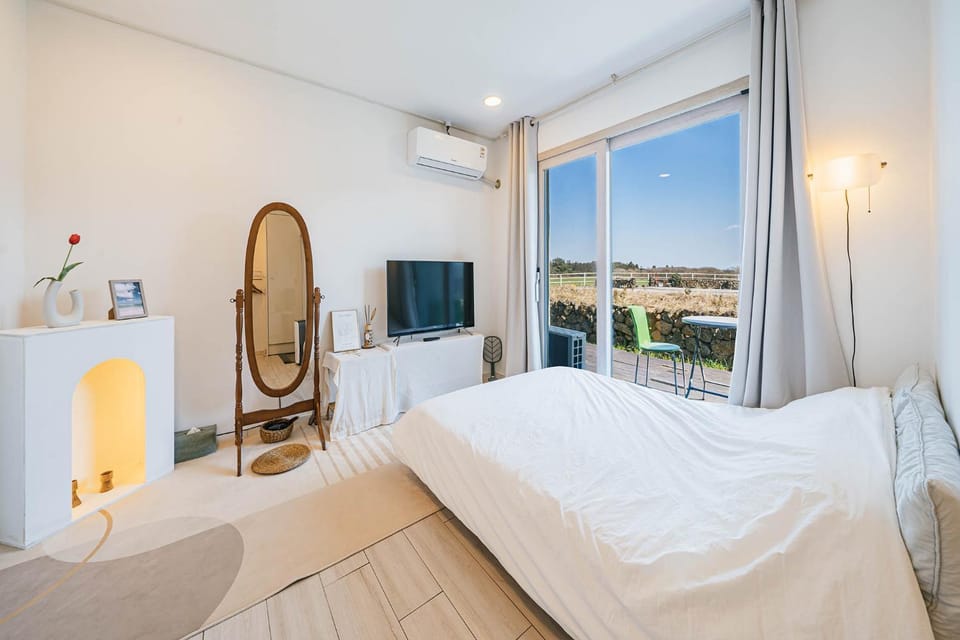 Bed, TV and multimedia, Photo of the whole room, Bedroom