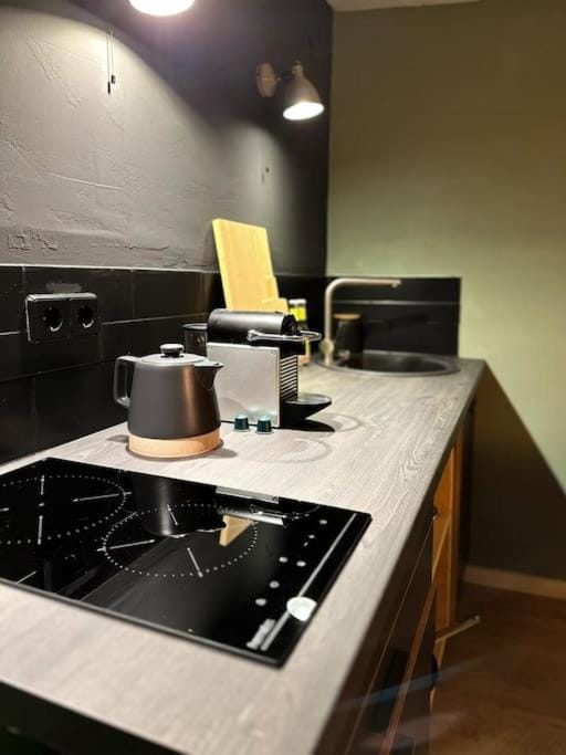 Coffee/tea facilities, Kitchen or kitchenette, stove, toaster
