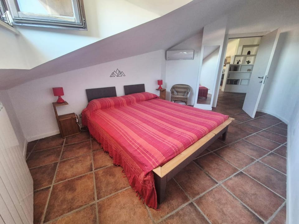 Bed, Photo of the whole room, Bedroom, air conditioner