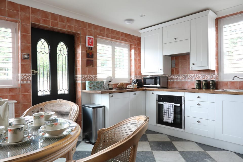 Coffee/tea facilities, Kitchen or kitchenette, Dining area, oven, stove, toaster