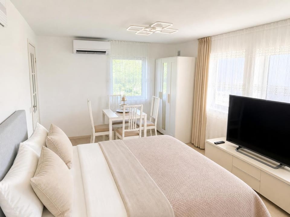 Bed, TV and multimedia, Photo of the whole room, Seating area, Dining area, Evening entertainment, Bedroom, air conditioner