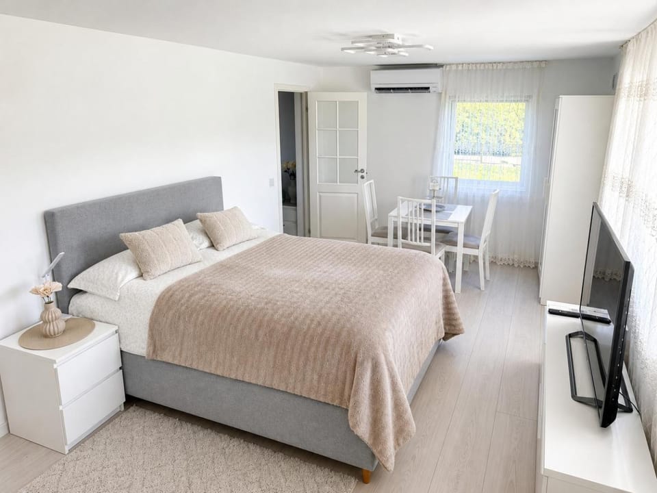 Bed, TV and multimedia, Photo of the whole room, Dining area, Bedroom, air conditioner