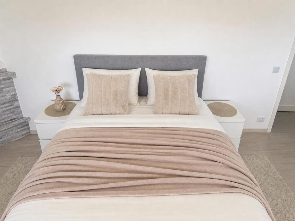 Bed, Photo of the whole room, Bedroom, air conditioner