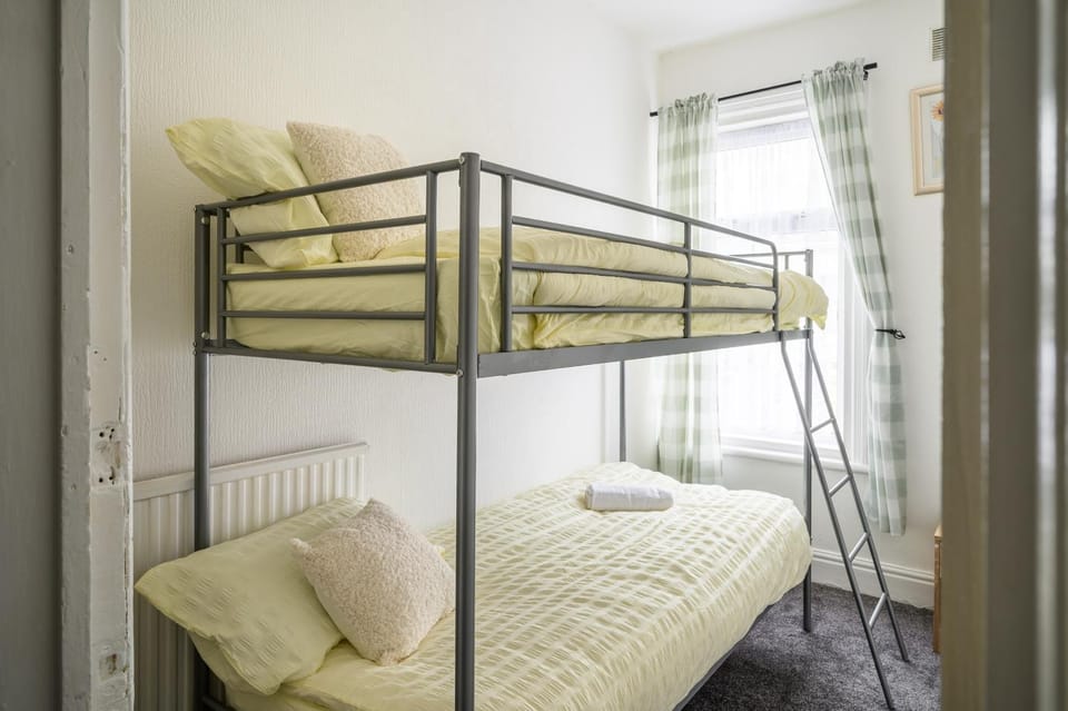 Seaside - House - Sleeps 10 - Parking - Garden House in Blackpool