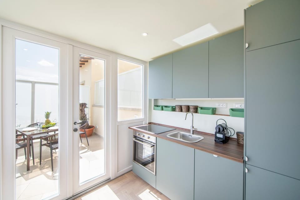 Coffee/tea facilities, Kitchen or kitchenette, Dining area, dishwasher, oven, stove, toaster