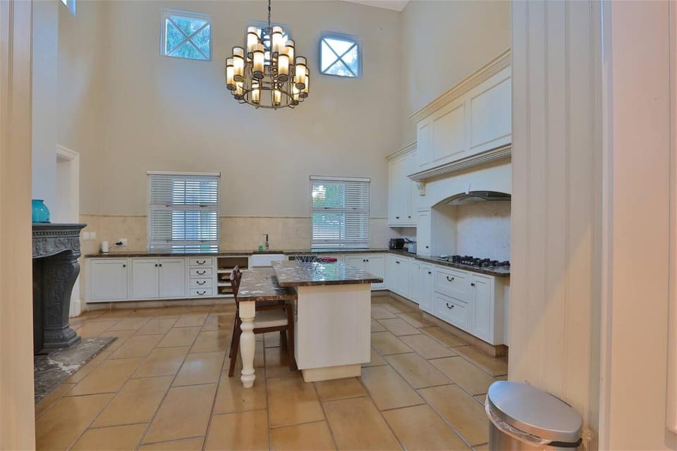 Coffee/tea facilities, microwave, oven, stove, kitchen