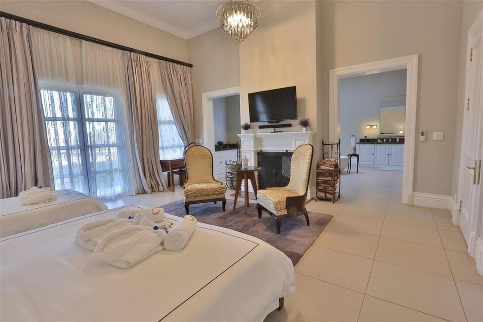 Bed, Bathroom, TV and multimedia, Seating area, Bedroom, Garden view, fireplace, towels