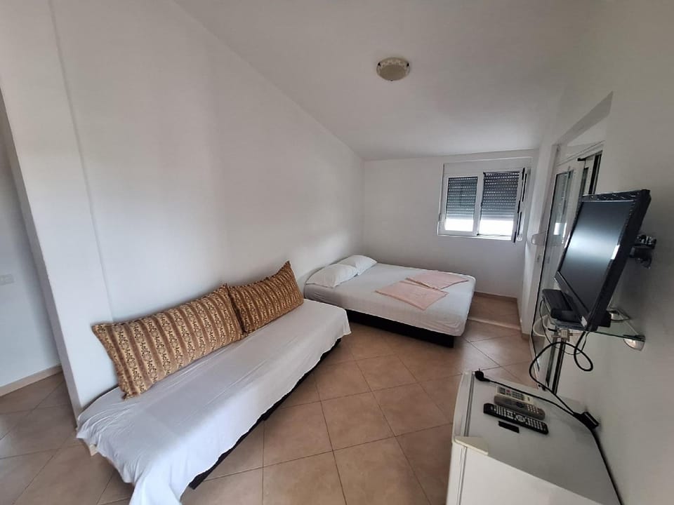 Bed, Living room, Photo of the whole room