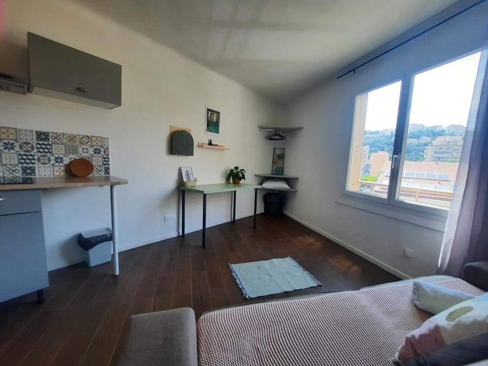 La Chambre 3, Climatisée AC, Cuisine privée, Calme Vacation rental in Nice