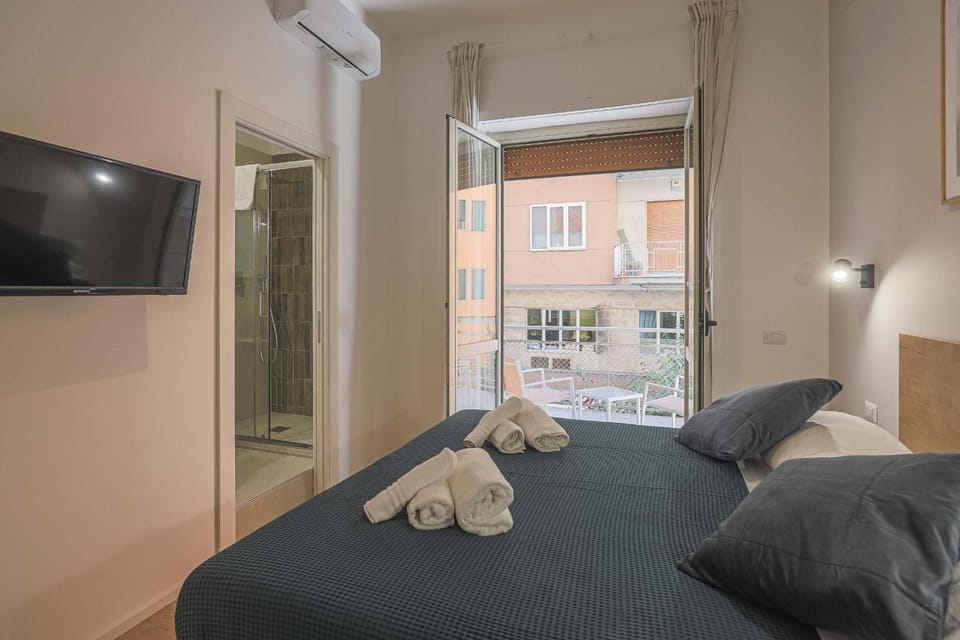 Bed, TV and multimedia, Photo of the whole room, Bedroom, towels
