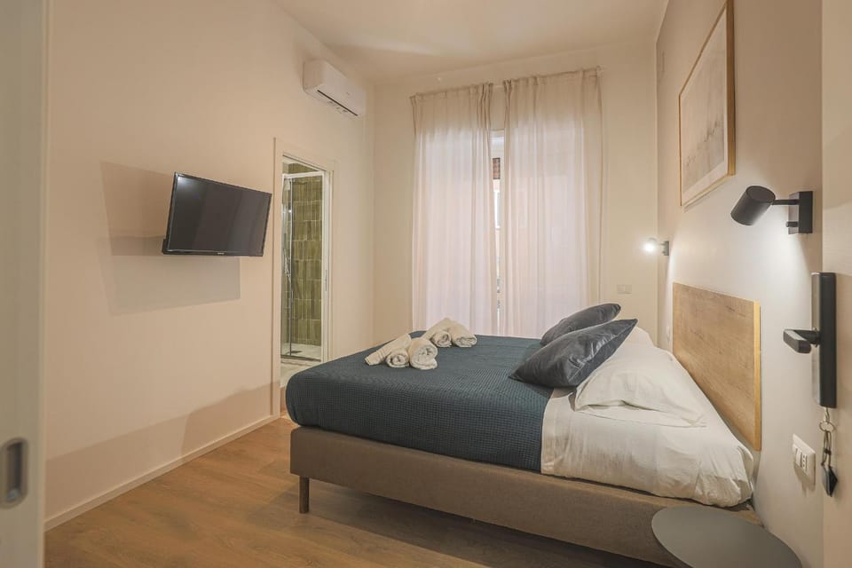 Bed, TV and multimedia, Photo of the whole room, Bedroom, towels, air conditioner